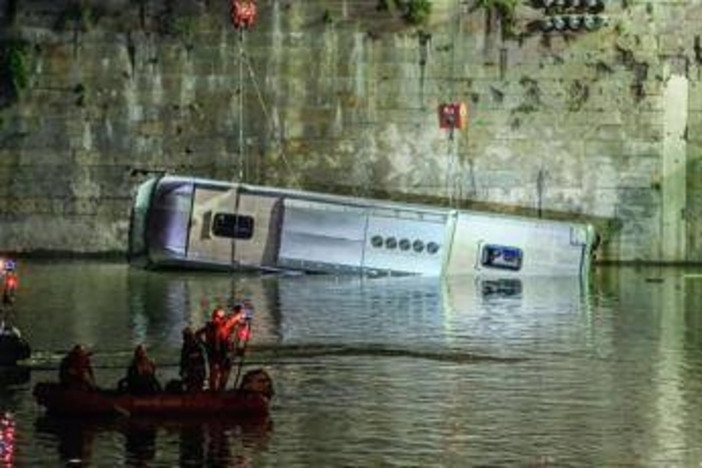 Pullman nel Po a Torino, autopsia: &quot;L'autista è morto per un malore&quot;