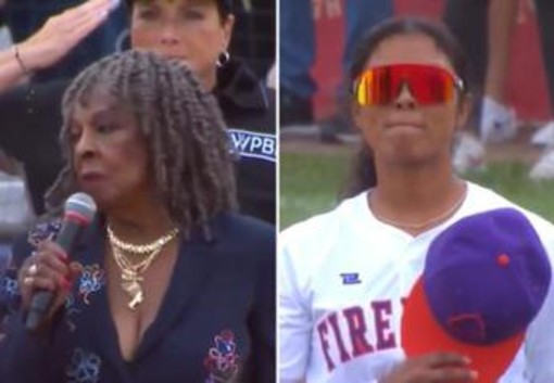 Il baseball femminile rinasce, ma l'inno da incubo è il vero show Il baseball femminile rinasce, ma l'inno da incubo è il vero show