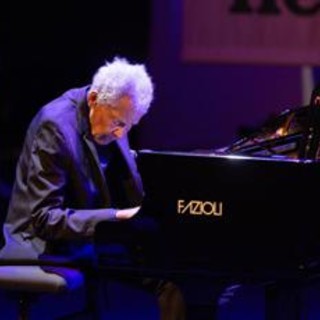 Addio ad Abdullah Ibrahim, morto a 91 anni il pianista che trasformò il jazz in voce libertà contro apartheid