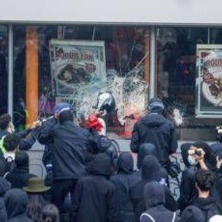 Francia, 855 fermi dopo disordini. Allarme da Parigi: "Non abbiamo risorse per contrastare i saccheggi"