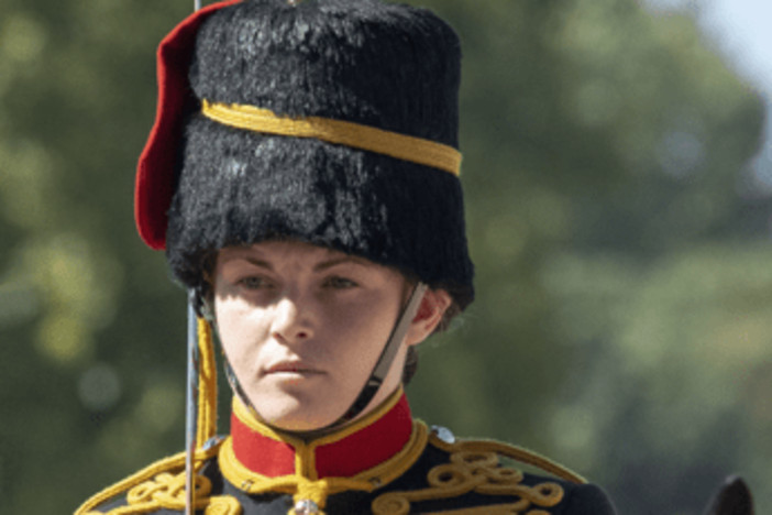 Windsor, dramma davanti al re Carlo: soldatessa 24enne muore dopo una caduta da cavallo Windsor, dramma davanti al re Carlo: soldatessa 24enne muore dopo una caduta da cavallo
