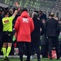 Tocco di mano in area rossonera, proteste e Allegri espulso: caos nel finale di Milan-Lazio Tocco di mano in area rossonera, proteste e Allegri espulso: caos nel finale di Milan-Lazio