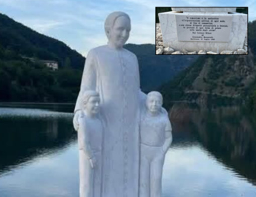 Don Milani, inaugurata la statua con frase anti-comunista: scoppia la polemica Don Milani, inaugurata la statua con frase anti-comunista: scoppia la polemica