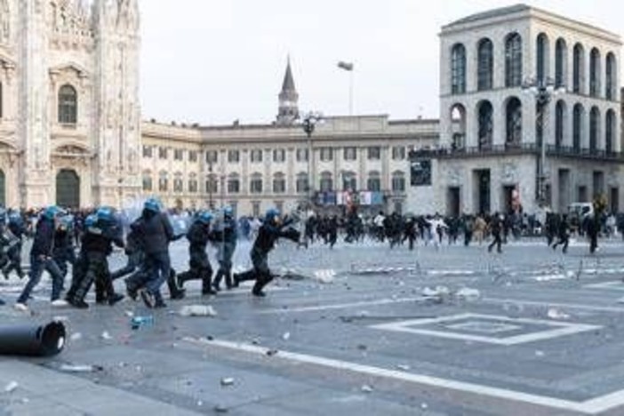 Guerriglia a Milano, Gip dopo gli scontri: "Social possibile detonatore esponenziale di violenza" Guerriglia a Milano, Gip dopo gli scontri: "Social possibile detonatore esponenziale di violenza"