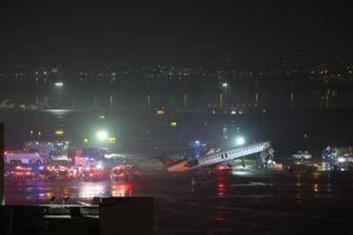 Incidente a LaGuardia di New York, aereo in fase di atterraggio si scontra con camion: morti pilota e copilota, 40 feriti Incidente a LaGuardia di New York, aereo in fase di atterraggio si scontra con camion: morti pilota e copilota, 40 feriti