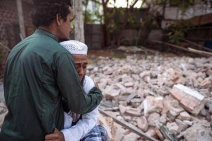 Terremoto Myanmar, &quot;almeno 2.028 morti&quot;: donna estratta viva da macerie dopo 60 ore