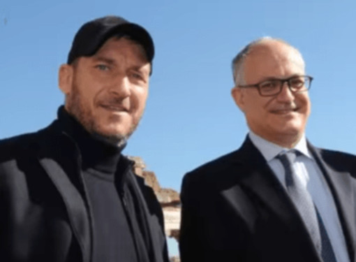 Totti compie 50 anni, gli auguri speciali da... Gualtieri: "Grazie per ciò che hai dato a Roma" Totti compie 50 anni, gli auguri speciali da... Gualtieri: "Grazie per ciò che hai dato a Roma"