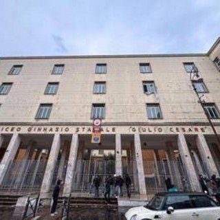 Nuova 'lista stupri' nel bagno del liceo Giulio Cesare di Roma: annullati i viaggi d'istruzione Nuova 'lista stupri' nel bagno del liceo Giulio Cesare di Roma: annullati i viaggi d'istruzione