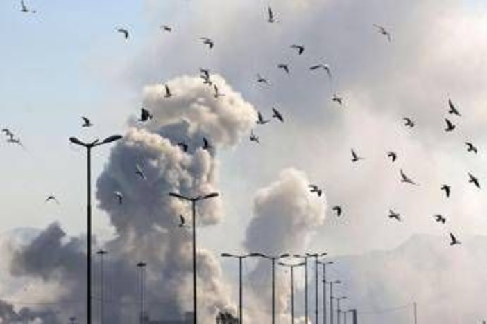 Nuovi raid Usa in Iran, Teheran risponde: colpite basi americane in Kuwait e Bahrein