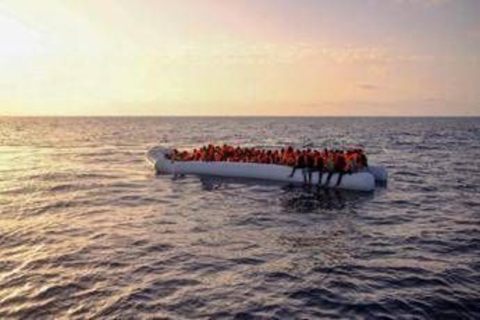 Migranti, Consulta: "Trattenimento richiedenti asilo sia conforme a Costituzione e diritto Ue"