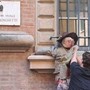 Bologna, manichino di Valditara alle finestre del liceo Minghetti: "Nemico degli studenti" Bologna, manichino di Valditara alle finestre del liceo Minghetti: "Nemico degli studenti"