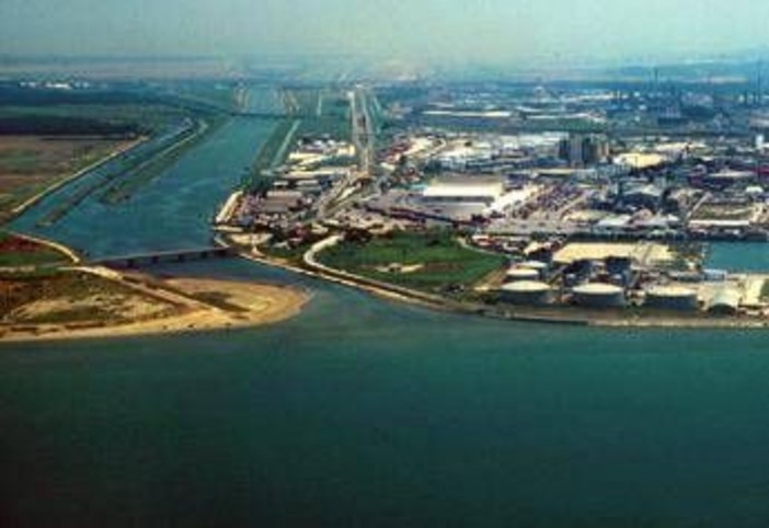 Tragedia al porto di Livorno: barca si ribalta, un morto