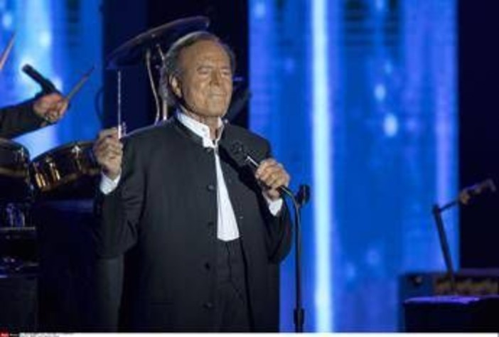 Denuncia contro Julio Iglesias: accusato di tratta di essere umani, molestie e lavoro forzato Denuncia contro Julio Iglesias: accusato di tratta di essere umani, molestie e lavoro forzato