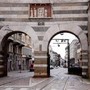 Palpeggia passante in pieno centro a Milano: arrestato per violenza sessuale