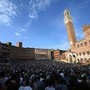 Palio Siena, la corsa dell'Assunta accende la città. Leocorno e Civetta favorite