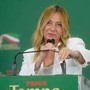 Meloni punge le opposizioni: "Non cantate 'Bollo ciao'?". E mette Vannacci nel mirino: "A scuola tetto a stranieri e stop al burqa"
