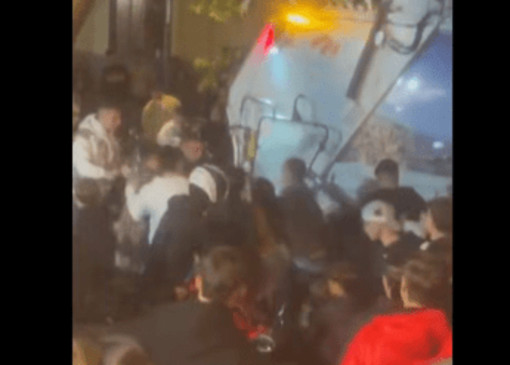 Napoli, 50enne pestato da branco ragazzini e investito da camion rifiuti: rischia amputazione gamba - IL VIDEO