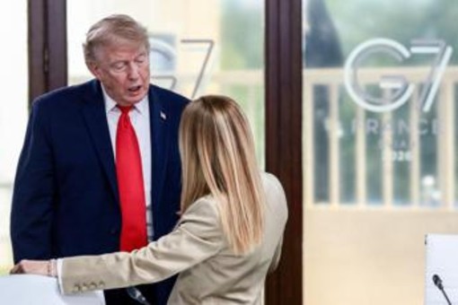Gli attacchi di Trump aiutano Meloni, il sondaggio: aumenta la fiducia nella premier Gli attacchi di Trump aiutano Meloni, il sondaggio: aumenta la fiducia nella premier