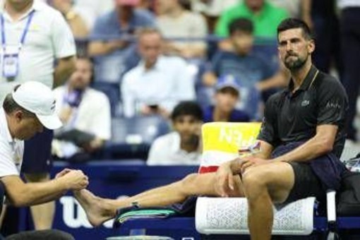Us Open, Djokovic batte Tien dopo intervento del medico in campo. Cos'è successo