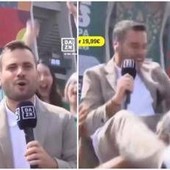 Mondiali, tifosi del Messico fanno 'volare' giornalista Dazn