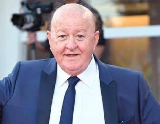 Forte dei Marmi, Massimo Boldi cade e batte testa sul marciapiede: ricoverato