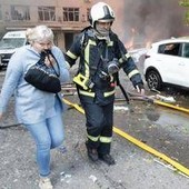 Ucraina, attacco nella notte a Kiev: danni e incendi. Zelensky: "8000 truppe nordcoreane in Russia"