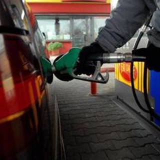 Carburanti, prezzo benzina a 1,986 euro a litro. Diesel sopra i 2 euro Carburanti, prezzo benzina a 1,986 euro a litro. Diesel sopra i 2 euro