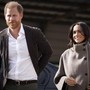 I Sussex in Gb con i figli, grazie a un ricatto emotivo di Harry a Re Carlo?