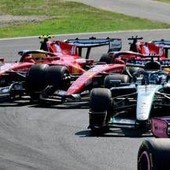 Gp Monza, scintille alla partenza: contatto Leclerc-Hamilton, poi Charles finisce a muro Gp Monza, scintille alla partenza: contatto Leclerc-Hamilton, poi Charles finisce a muro