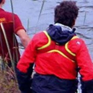 Udine, incendio in barca sul fiume a Palazzolo: donna dispersa e un ferito