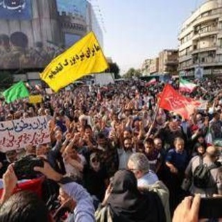 Attacco Usa, la piazza a Teheran grida &quot;vendetta&quot;. Iran vuole chiudere lo Stretto di Hormuz