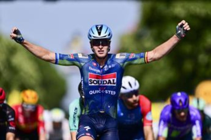 Tour de France, Merlier vince allo sprint la 12/a tappa e Pogacar resta in giallo Tour de France, Merlier vince allo sprint la 12/a tappa e Pogacar resta in giallo