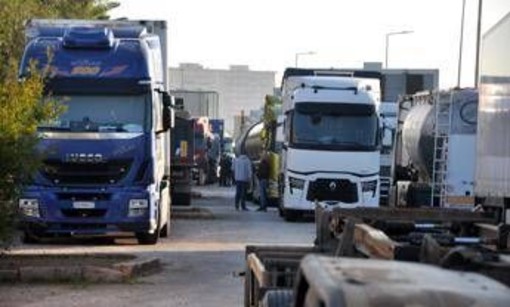 Protesta Tir, il Garante chiede la precettazione: "Pericolo grave per i cittadini" Protesta Tir, il Garante chiede la precettazione: "Pericolo grave per i cittadini"