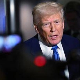 &quot;Rubano terre e uccidono i bianchi&quot;, Trump minaccia di disertare G20 in Sudafrica