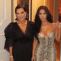 Kris Jenner ruba la scena alle nozze di Bezos: il 'glow up' a 69 anni e la somiglianza con Kim Kardashian