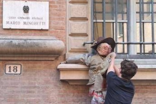 Bologna, manichino di Valditara alle finestre del liceo Minghetti: "Nemico degli studenti" Bologna, manichino di Valditara alle finestre del liceo Minghetti: "Nemico degli studenti"