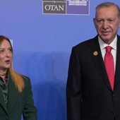 Vertice Nato, Erdogan regala una pistola ai leader. Meloni la porta in Italia protocollata come tutti gli altri doni