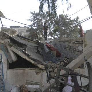 Nuovi raid israeliani nella Striscia di Gaza, 54 morti
