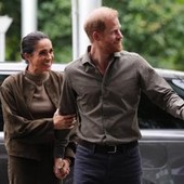 Meghan e Harry, la visita alla tomba di Lady Diana con i figli Lilibet e Archie Meghan e Harry, la visita alla tomba di Lady Diana con i figli Lilibet e Archie