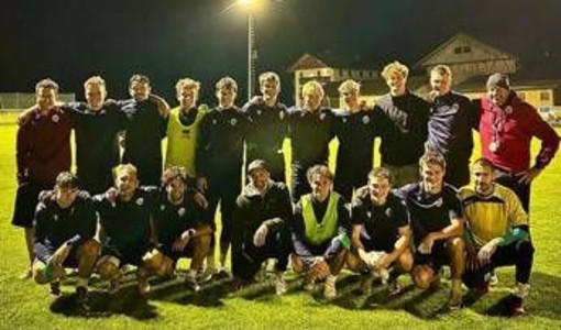 Sinner, ritorno a casa e visita alla squadra del paese (con foto di gruppo) Sinner, ritorno a casa e visita alla squadra del paese (con foto di gruppo)