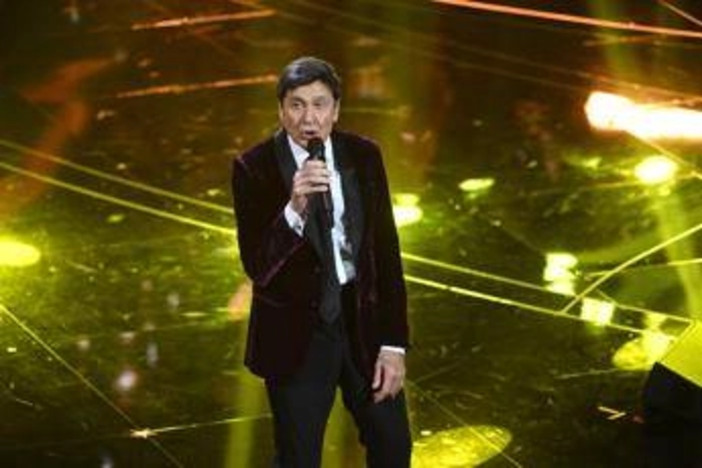 Gianni Morandi, il video sul bus a Bologna: &quot;Non ho una lira per il taxi&quot;