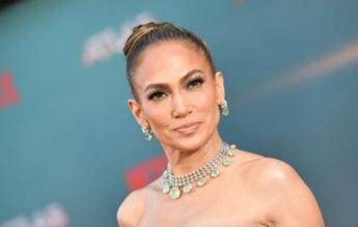 Jennifer Lopez e gli auguri di Natale, il selfie non 'convince' Jennifer Lopez e gli auguri di Natale, il selfie non 'convince'