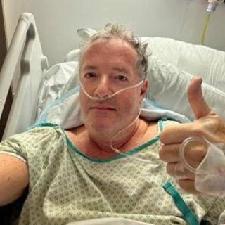 Piers Morgan cade e si rompe il femore: "Colpa di Trump"