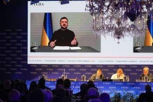 Zelensky a Cernobbio ringrazia l'Italia: &quot;Ci prepariamo per fermare Russia&quot;