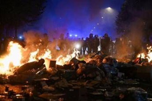 Francia, iniziano coprifuochi 'parziali' e 'localizzati': le misure per contrastare le violenze Francia, iniziano coprifuochi 'parziali' e 'localizzati': le misure per contrastare le violenze