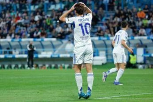 Genoa-Como, problema all'occhio e sostituzione per Nico Paz: cos'è successo a Marassi