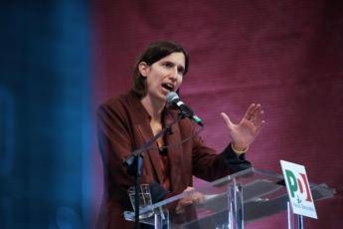 Consigliera Lega evoca i fatti di Modena al comizio Pd, sospesa dal partito. Meloni: "Solidarietà a Schlein"