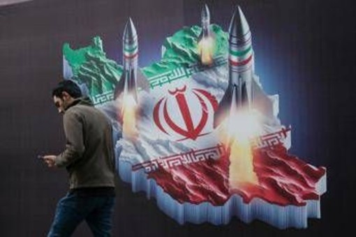 &quot;Israele pronto a lanciare operazione contro l'Iran&quot;. Usa in allerta: via personale da ambasciate