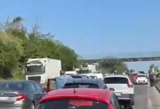 Tamponamento tra 4 auto, traffico in tilt sulla Pontina e mattinata di code Tamponamento tra 4 auto, traffico in tilt sulla Pontina e mattinata di code