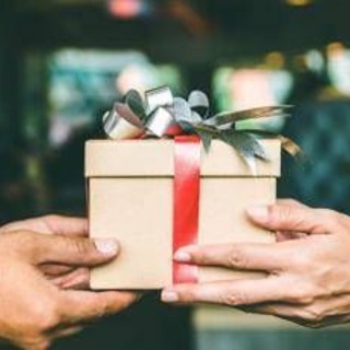 Natale, regali a rischio esplosione? La minaccia dietro smartphone e pc Natale, regali a rischio esplosione? La minaccia dietro smartphone e pc